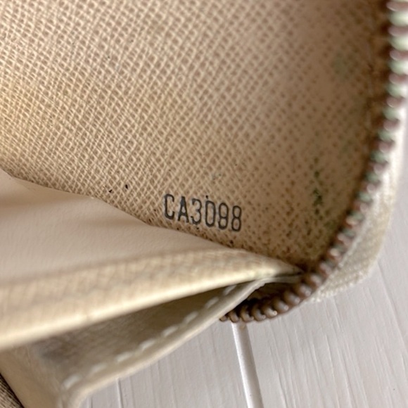 Louis Vuitton LV Damier Azure Long Zippy Wallet - Picture 14 of 15